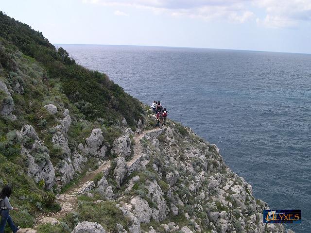 trekkers sul sentiero.JPG